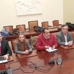 Representantes de los sindicatos, de los partidos y de las administraciones, en la mesa en defensa de la industria
