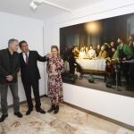 Antonio Pulido (centro) junto a los autores de la muestra fotográfica: José Antonio de Lamadrid y Laura León