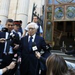 El abogado de Lionel Messi, Enrique Bacigalupo, y el abogado de su padre, Javier Sánchez-Vera, salen de la Audiencia de Barcelona