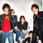 The Strokes, fotografiados en un baño, estancia a la que dedicaron una canción, «Meet me in the bathroom», por favorecer la socialización