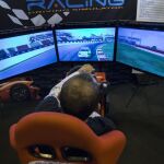 El estudio aporta un nuevo beneficio de los videojuegos. En la imagen, un visitante a una feria del sector probando uno de los juegos