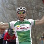 El ciclista francés Jonathan Hivert que milita en el Sojasun, tras lograr la victoria en la primera etapa de la 59 edición de la Vuelta Ciclista Andalucía, disputada entre San Fernando y Ubrique, en Cádiz. EFE/Román Ríos.