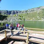 Imagen de visitantes a la Laguna Negra