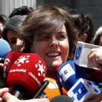 Soraya Sáenz de Santamaría atiende a los medios tras presentar los avales