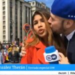 Captura del momento en que un aficionado acosa a la periodista colombiana / Twitter