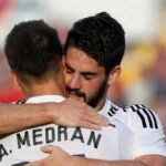 Isco abraza a Álvaro Medrán, durante un partido en el Bernabéu