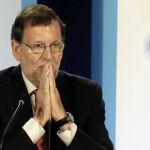 El presidente del Gobierno en funciones, Mariano Rajoy, durante la clausura de una conferencia con todos los portavoces parlamentarios de su partido en España y que tiene lugar en Alicante.