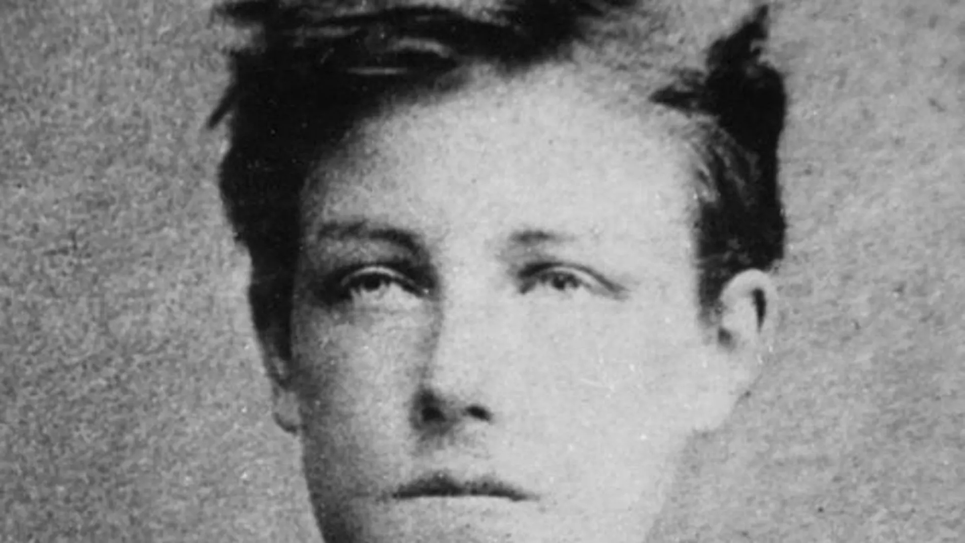 Esta fotografía recoge bien la mirada airada y segura del poeta