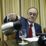 Luis Maria Linde, hoy durante su comparecencia ante la comisión de economía y compitividad.