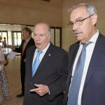 Ángel Velasco en la primera jornada de investidura, su última aparición pública. En la imagen, junto a Javier Amoedo, Procurador del Común