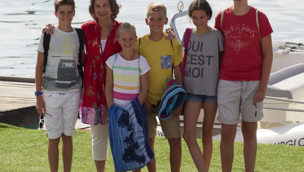 La Reina Sofía posa con sus nietos, Juan Valentín, Pablo Nicolás, Miguel e Irene, hijos de la infanta Cristina, y Victoria Federica, hija de la infanta Elena, en el club náutico de Casanova