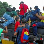 Venezolanos se suben a un camión que hace las veces de autobús ante la falta de medios de transporte públicos en Caracas