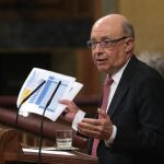 El ministro de Hacienda Cristóbal Montoro, durante su intervención en el pleno del Congreso de los Diputados