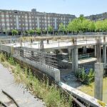 El solar donde hace siete años se iba a construir una residencia se ha convertido en un «contenedor» de basura y malos olores