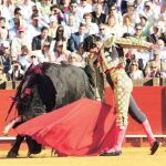 Morante de la Puebla en un pase por bajo, ayer en La Maestranza
