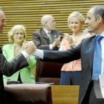 El presidente de la Generalitat, Francisco Camps, saluda al alcalde de Castellón y diputado autonómico, Alberto Fabra, a su llegada ayer a la sesión de control de Las Cortes Valencianas