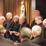 Los obispos en la mesa de presidencia de la Asamblea dirigen la oración inaugural del encuentro