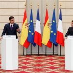 El jefe del Gobierno, Pedro Sánchez (i), y el presidente francés, Emmanuel Macron (d), durante la rueda de prensa tras su reunión en el Palacio del Elíseo. EFE/Chema Moya