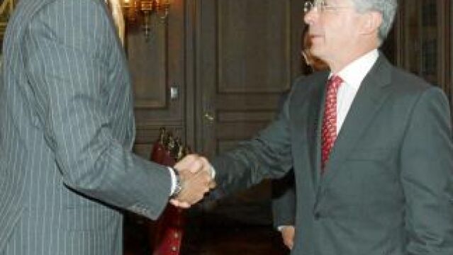 El Principe Felipe entregó ayer sendas cartas del Rey Juan Carlos I al presidente saliente de Colombia, Álvaro Uribe, y al entrante, Juan Manuel Santos.