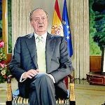 El año pasado, en la mesilla aparecía el Príncipe vestido de cadete de Infantería. Esa foto era un símbolo de continuidad de la Corona y de la acción conjunta de padre e hijo por España.