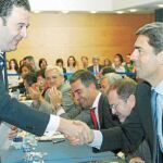 El vicepresidente primero, Rambla, felicita al vicepresidente segundo