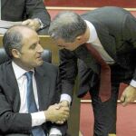 Ricardo Costa bajó desde su recién estrenado escaño en la tercera fila para saludar al presidente Camps