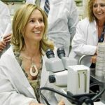 La titular de Ciencia, Cristina Garmendia, tiene la reforma legal como principal misión. En la imagen, en una visita a un laboratorio farmacéutico