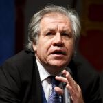 El secretario general de la Organización de Estados Americanos (OEA), Luis Almagro, pronuncia un discurso la Cumbre de Derechos Humanos y Democracia que se celebra en Ginebra. EFE/Salvatore Di Nolfi