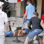 Una terraza en Lille fue el escenario de los primeros enfrentamientos en la ciudad entre hinchas rusos e ingleses