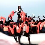 Rescate en alta mar de parte de los 629 inmigrantes que han sido rescatados por el barco "Aquarius"/ Foto: Efe