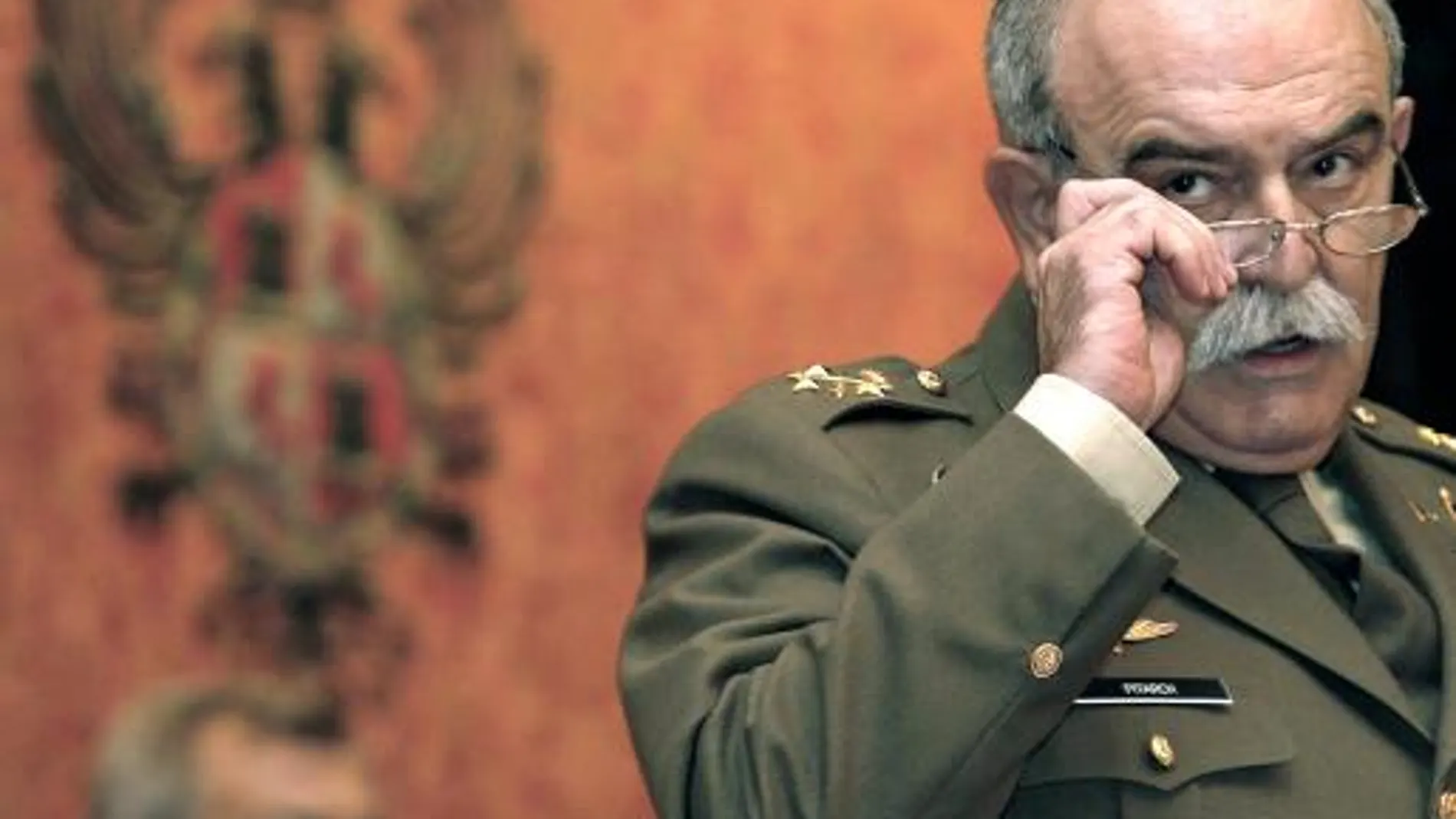Defensa pasa a la reserva al teniente general Pitarch pero le mantiene al frente del Eurocuerpo