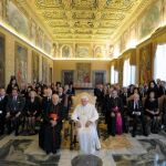 El Papa acompañado por el cardenal arzobispo de Madrid, Antonio María Rouco Varela, posa con un grupo de empresarios españoles