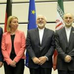 (De izq a der) los ministros de Exteriores chino, Wang Yi; francés, Fabius Laurent; y alemán, Franck-Walter Steinmeier; la jefa de la diplomacia europea, Federica Mogherini; el minisro de Exteriores iraní, Mohamad Javad Zarif;el jefe de la Organización de Energía Atómica de Irán (OEAI), Ali Akbar Salehi; los ministros de Exteriores rusos, Serguéi Lavrov, británico, Philip Hammond, y estadounidense, John Kerry.
