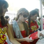 Unas aficionadas de «La Roja», en la Feria del Libro