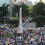 Protesta ante la bandera confederada colocada en los de los jardines del Capitolio