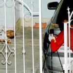 Un forense de la fiscalía de Chihuahua fotografía el cadáver de una de las víctimas
