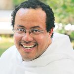 Los jóvenes fueron ayer los primeros en alabar a Dios en el Auditorio de la Casa de Campo (1). Fray Nelson Medina, dominico (2)