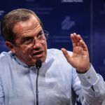 El canciller ecuatoriano, Ricardo Patiño, reveló que ha pedido al Reino Unido que conceda un salvoconducto humanitario para que el fundador de WikiLeaks, Julian Assange