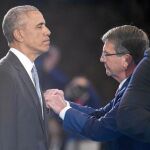 El secretario de Defensa, Ashton Carter, impone a Barack Obama una medalla de servicio, ayer, en Virginia