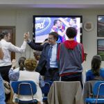 Varios miembros de la Peña blaugrana del Círculo Catalán de Madrid, entre ellos su presidente, José Ramón Casas, celebran un gol del Barça al Panathinaikos el pasado miércoles