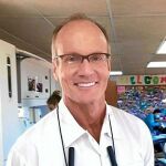 Walter Palmer, autor de la muerte del león Cecil, es dentista en Minnesota. Ha sido muy criticado tanto por internet como en su consulta