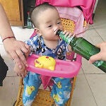 El niño de 19 meses adicto a la cerveza