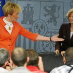 Las dos vicepresidentas del Gobierno se enfrentaron ayer a su primer Consejo de Ministros tras sacar adelante, por la mínima, su decreto ley