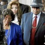 Catherine, LaToya y Joe Jackson, padre, hermana y madre del fallecido Michael Jackson, en la Corte Superior de Los Ángeles