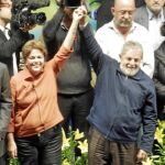 Lula da Silva y su sucesora y favorita en las presidenciales que celebra mañana Brasil, Dilma Rousseff, durante un mitin en São Paulo