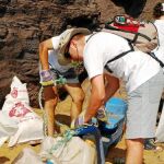 Voluntarios trabajan en la recogida de residuos y suciedad en anteriores ediciones de «Limpiar el mundo»