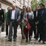La exvicepresidenta de la Generalitat Joana Ortega (2d) ha arropado hoy al que fuera responsable del 9N en la consellería de Gobernación, Joan Cañada (2º i), en su declaración como testigo ante el juez del TSJC que investiga la consulta.