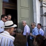 Colas para entrar al banco en Atenas