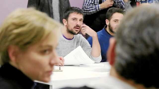 El nuevo secretario general de Podemos en Madrid, Ramón Espinar, ayer con miembros del Consejo Ciudadano