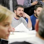 El nuevo secretario general de Podemos en Madrid, Ramón Espinar, ayer con miembros del Consejo Ciudadano